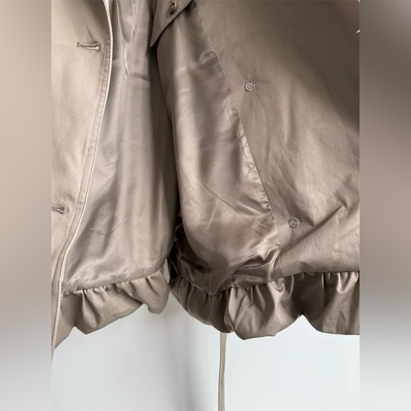 Helsa Short Bubble Hem Trench in Stone S - Picture 11 of 13